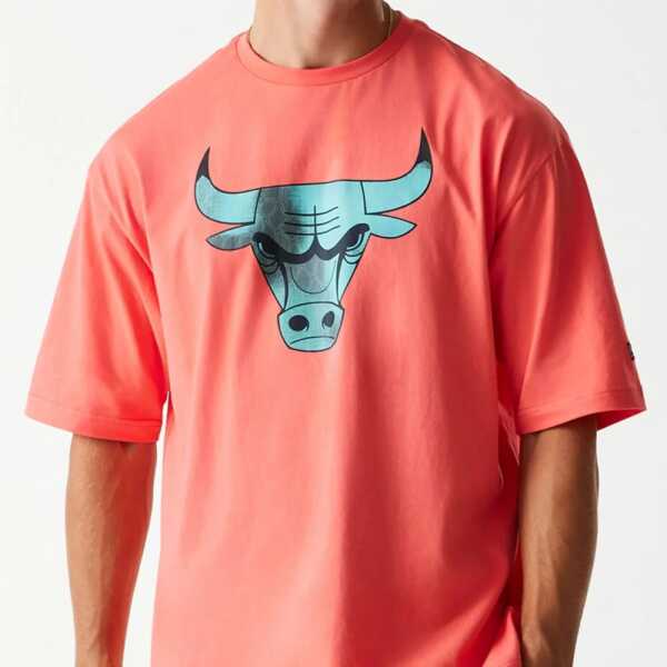 New Era Camiseta Oversized Chicago Bulls NBA All Over Print Infill Rosa - Image 3