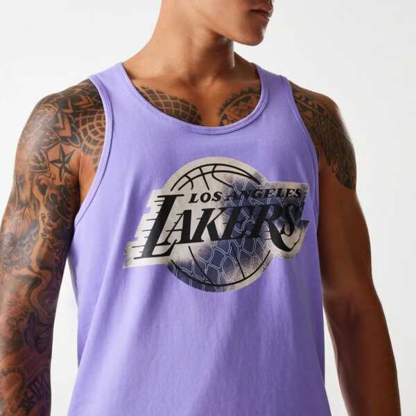 New Era Camiseta Sin Mangas LA Lakers NBA All Over Print Infill Morada - Image 3