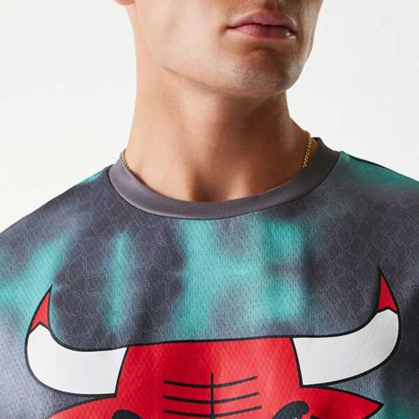 New Era Camiseta Oversized Chicago Bulls NBA All Over Print Verde - Image 3