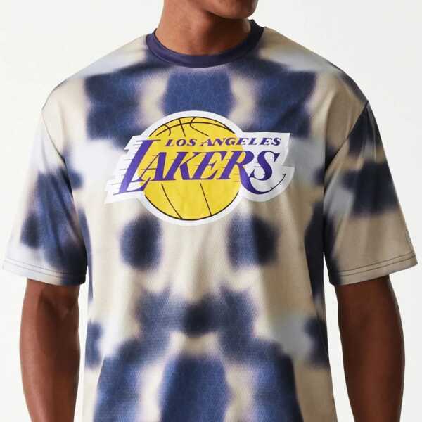 New Era Camiseta Oversized LA Lakers NBA All Over Print Crema - Image 3