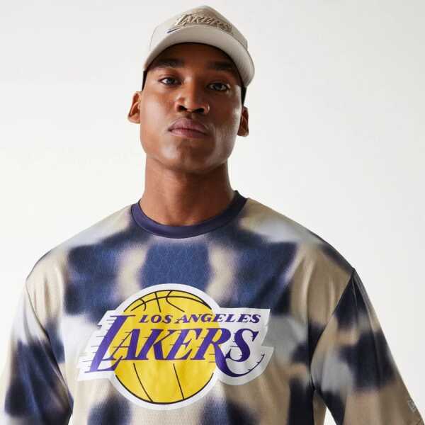 New Era Camiseta Oversized LA Lakers NBA All Over Print Crema - Image 4