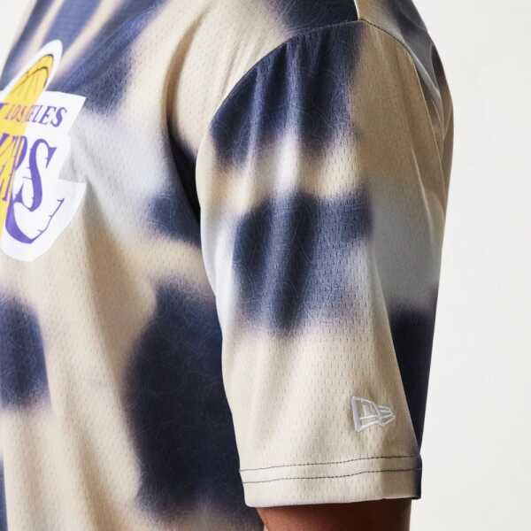 New Era Camiseta Oversized LA Lakers NBA All Over Print Crema - Image 5