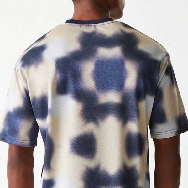 New Era Camiseta Oversized LA Lakers NBA All Over Print Crema - Image 6