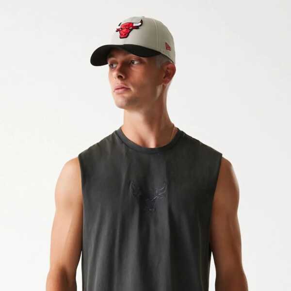 New Era Camiseta Sin Mangas Chicago Bulls NBA Washed Gris - Image 3